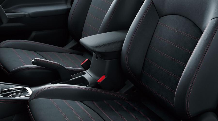 Интерьер Mitsubishi RVR Black Edition (GA3W) 2019 года  (JP) (фото 4 из 12)
